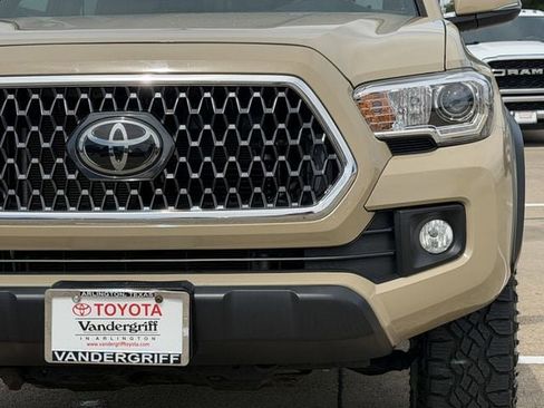Used 2019 Toyota Tacoma TRD Off-Road w/ Technology Package AWD/4WD image 9