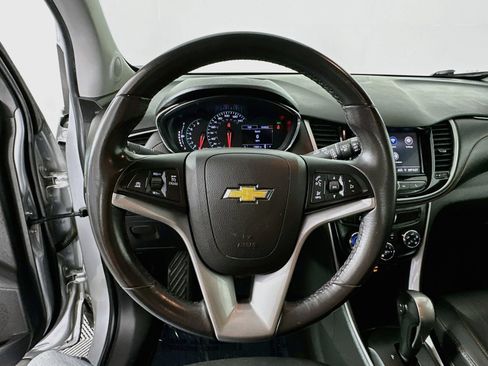 Used 2020 Chevrolet Trax LT w/ LT Convenience Package AWD/4WD image 11