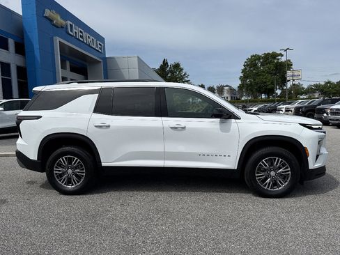 Used 2025 Chevrolet Traverse LT FWD image 2