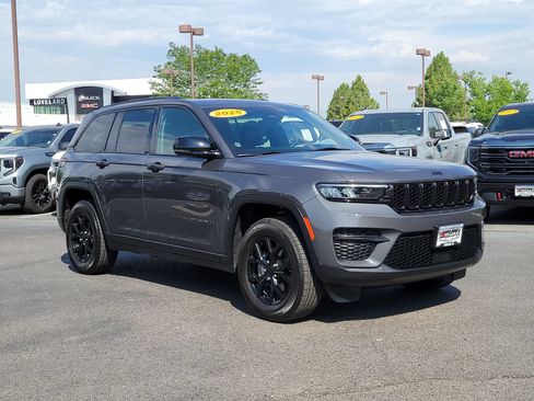 Used 2025 Jeep Grand Cherokee Altitude AWD/4WD image 1