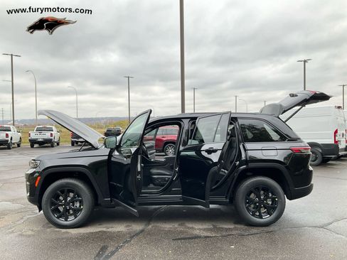 New 2025 Jeep Grand Cherokee Altitude image 38