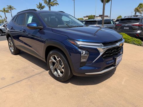 Used 2024 Chevrolet Trax LT w/ Driver Confidence Package FWD image 3