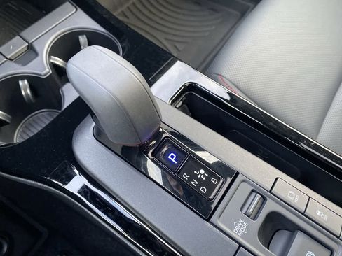 Used 2025 Toyota Prius Plug-In Hybrid image 19