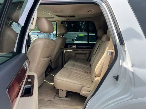 Used 2006 Lincoln Navigator Luxury RWD image 11