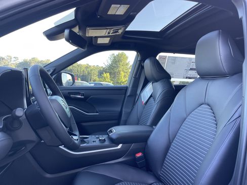 New 2025 Toyota Highlander XSE image 4