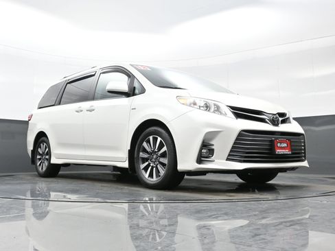 Used 2018 Toyota Sienna XLE w/ XLE Navigation Package image 28