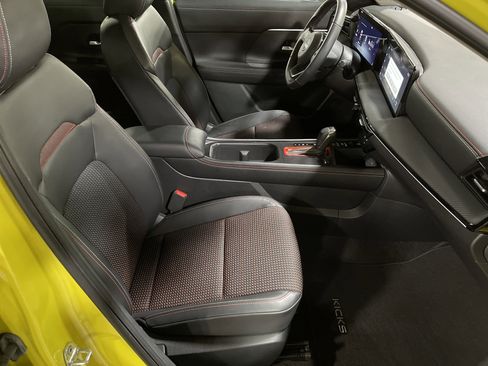 Used 2025 Nissan Kicks SR image 13