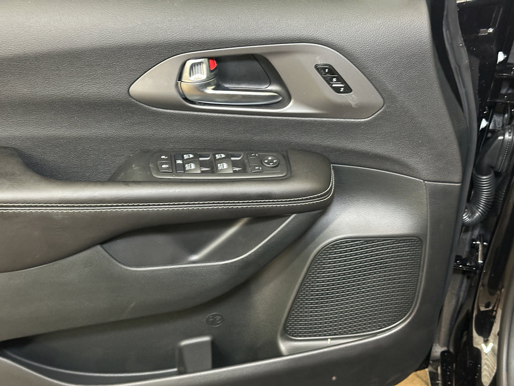 New 2027 Chrysler Pacifica Select AWD/4WD image 18