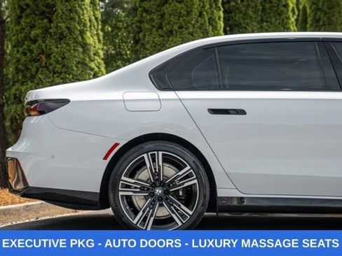 Used 2023 BMW i7 xDrive60 w/ Executive Package 2 AWD/4WD image 13