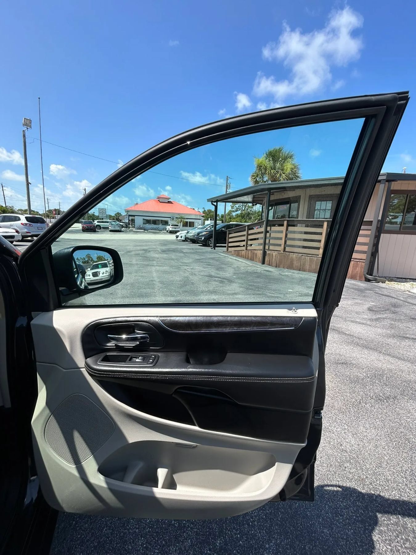 Used 2011 Chrysler Town & Country Touring-L FWD image 19