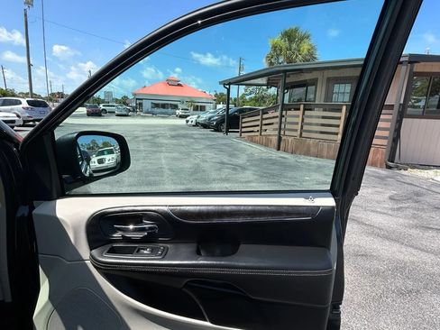 Used 2011 Chrysler Town & Country Touring-L FWD image 19
