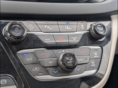 Used 2023 Chrysler Pacifica Touring-L FWD image 18