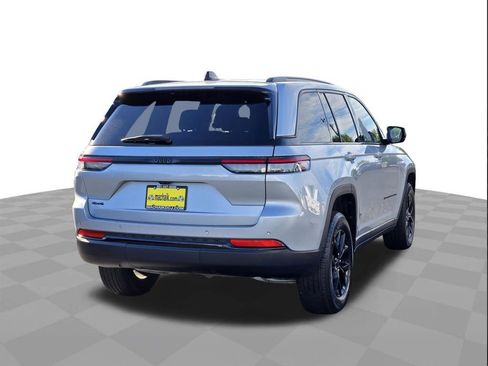 Used 2024 Jeep Grand Cherokee Altitude image 4