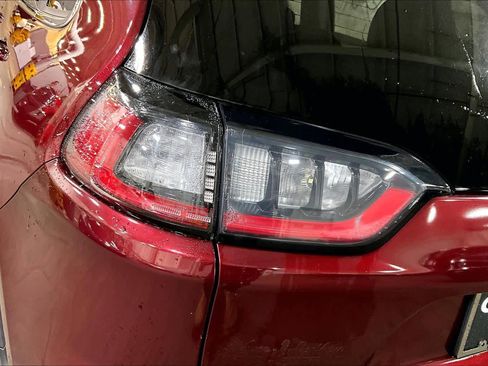 Used 2019 Jeep Cherokee Limited image 28