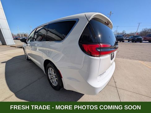 Used 2024 Chrysler Pacifica Touring-L image 6