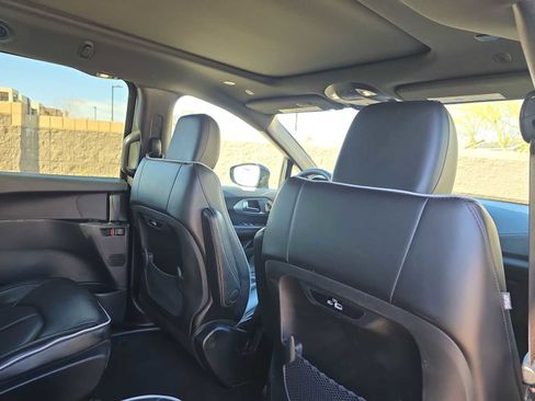 Used 2024 Chrysler Pacifica Premium image 15