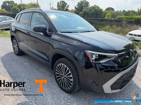 Used 2025 Volkswagen Taos SE w/ Panoramic Sunroof Package FWD image 6