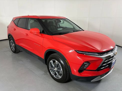 Used 2025 Chevrolet Blazer LT FWD image 2