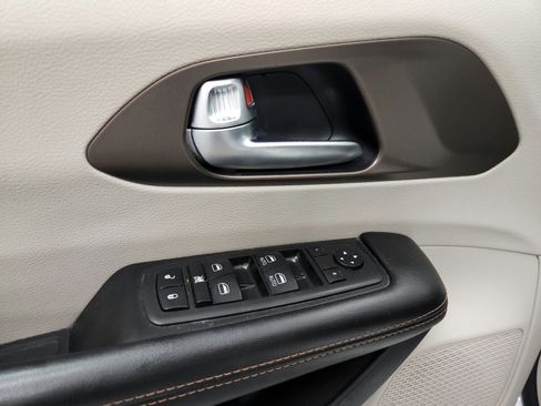 Used 2019 Chrysler Pacifica Touring-L FWD image 20