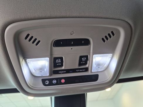Used 2021 Chevrolet Traverse High Country AWD/4WD image 17