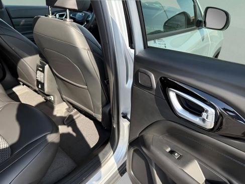 New 2025 Jeep Compass Latitude w/ Sun & Sound Group image 9