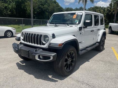 Used 2025 Jeep Wrangler Unlimited Sahara AWD/4WD image 2