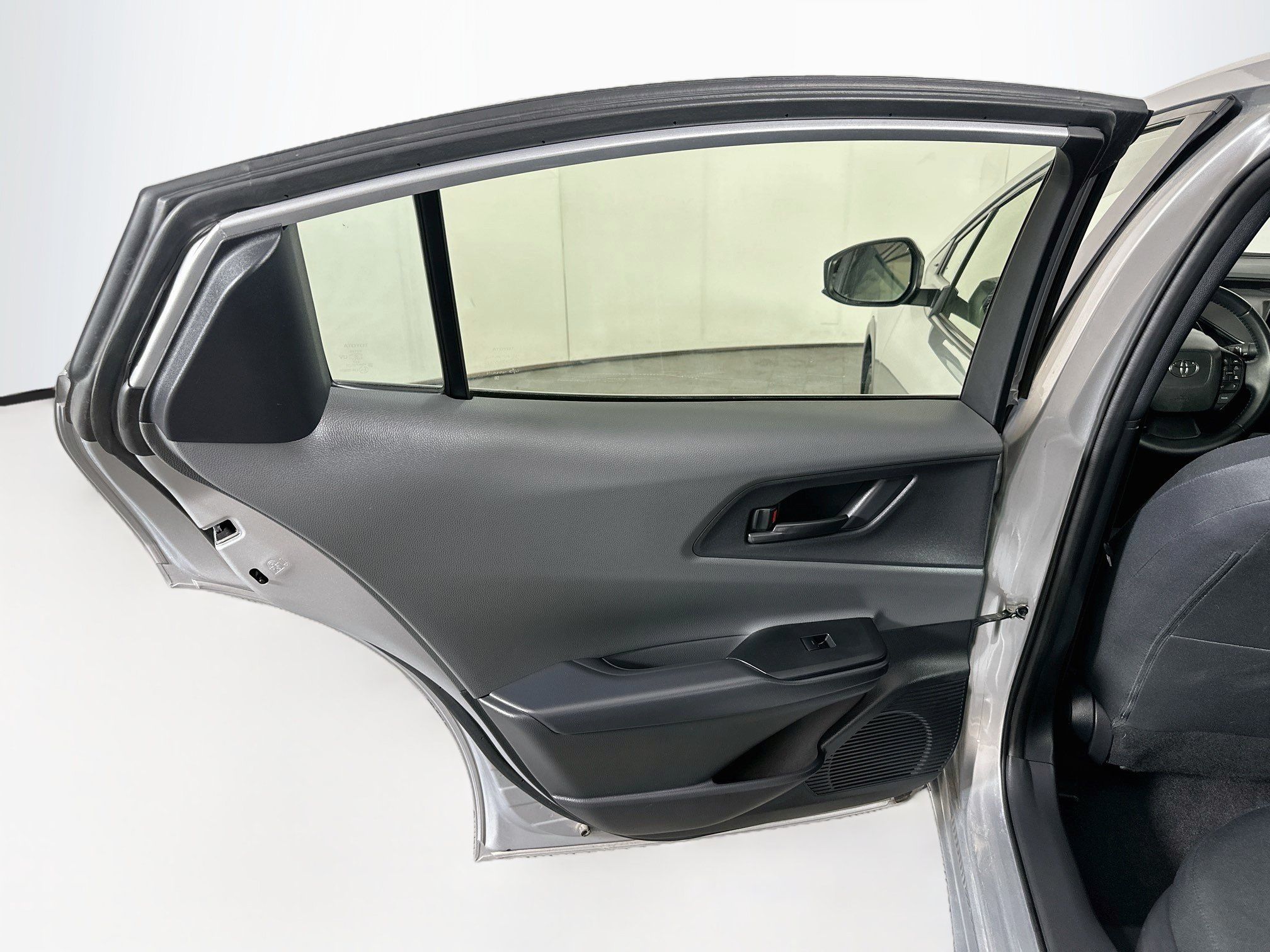 Used 2025 Toyota Prius LE FWD image 25