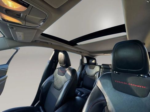 Used 2016 Jeep Cherokee Trailhawk w/ Comfort/Convenience Group image 18