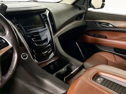 Used 2020 Cadillac Escalade Luxury image 32