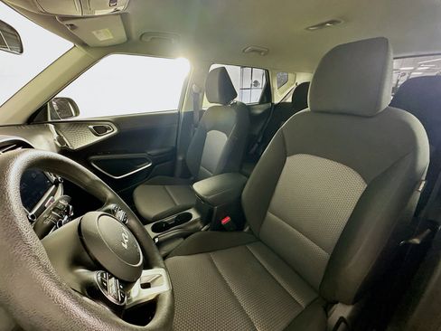 Used 2025 Kia Soul LX w/ LX Technology Package image 13