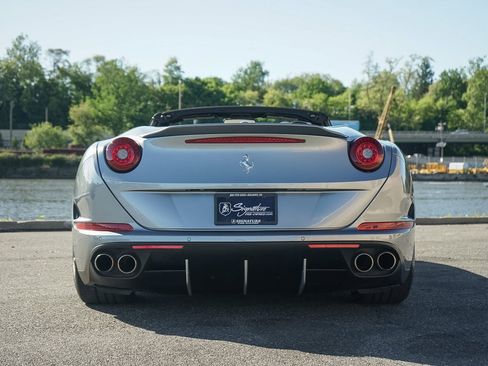 Used 2017 Ferrari California T RWD image 37