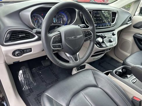 Used 2024 Chrysler Pacifica Touring-L FWD image 18
