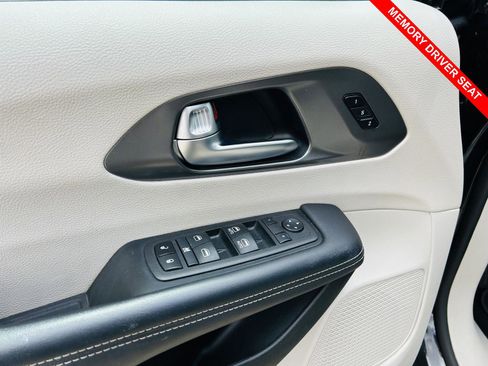 Used 2023 Chrysler Pacifica Touring-L FWD image 13