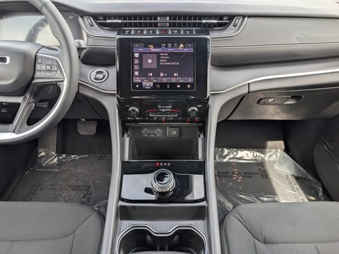 Used 2025 Jeep Grand Cherokee Laredo RWD image 7