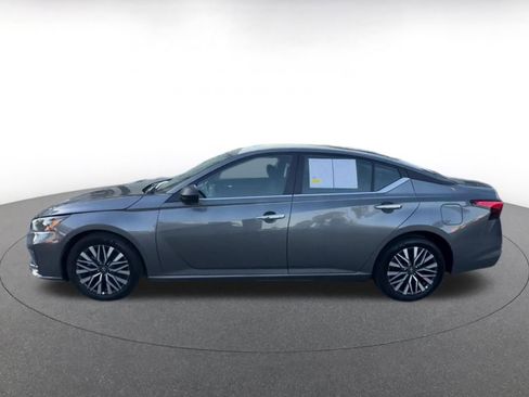 Used 2025 Nissan Altima 2.5 SV image 9