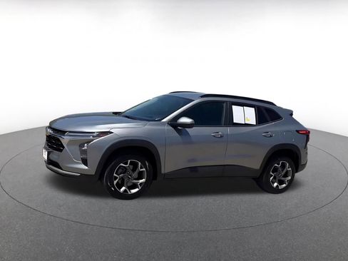 Used 2025 Chevrolet Trax LT w/ LT Convenience Package FWD image 8