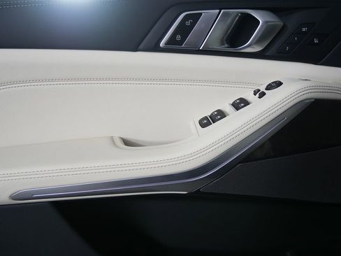 Used 2026 BMW X5 sDrive40i w/ Executive Package RWD image 9