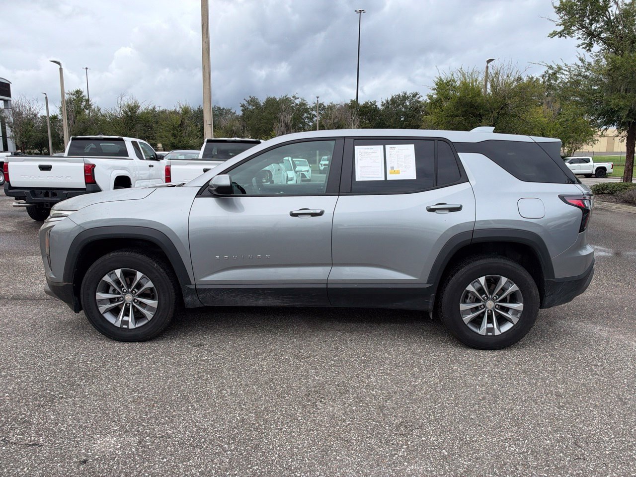 Used 2025 Chevrolet Equinox LT FWD image 2