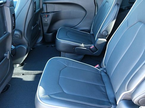 New 2026 Chrysler Pacifica Limited w/ Uconnect Theater Family Group FWD image 32