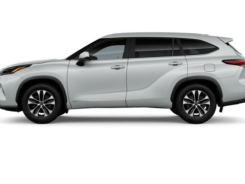 New 2026 Toyota Highlander XLE image 3