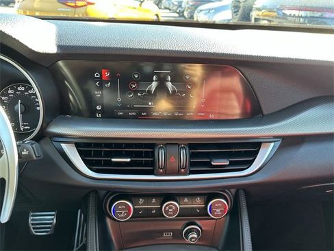 Used 2022 Alfa Romeo Stelvio Veloce image 21