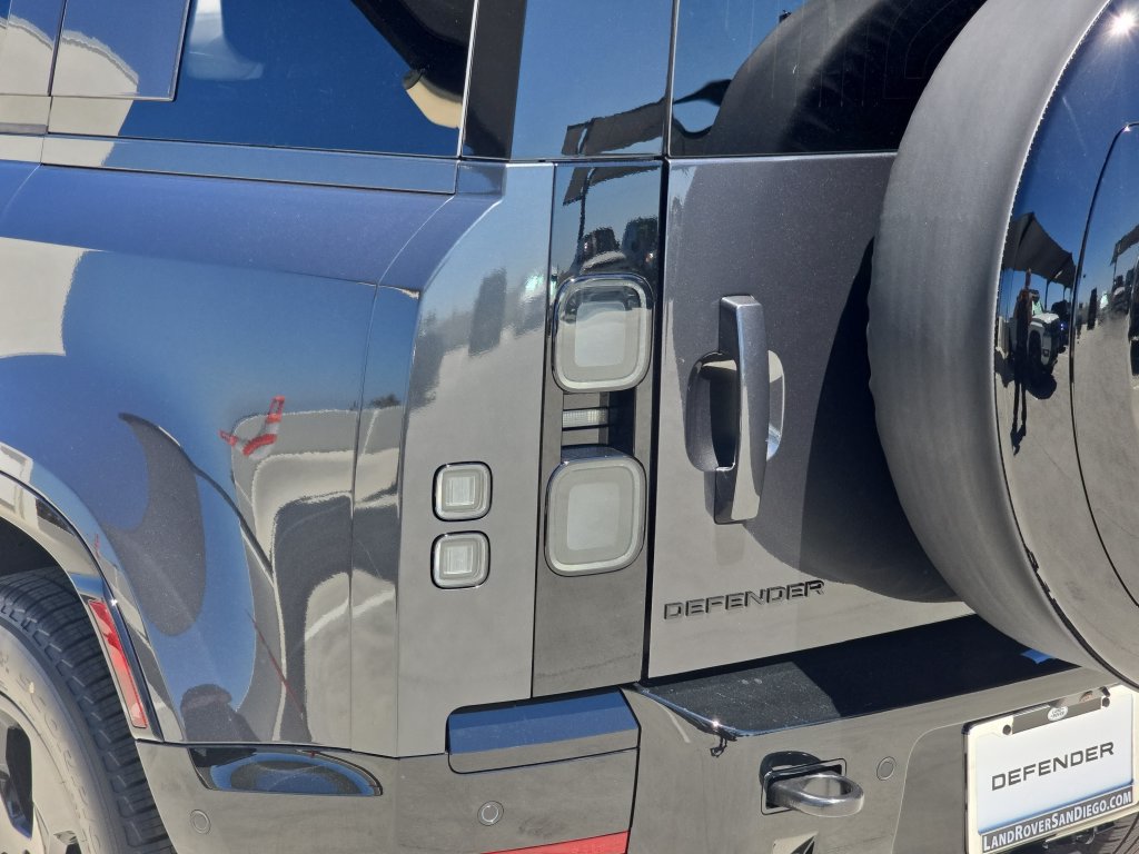 New 2026 Land Rover Defender 110 X-Dynamic SE AWD/4WD image 35