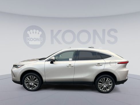 Used 2022 Toyota Venza XLE image 2