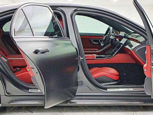 Used 2025 Mercedes-Benz S 63 AMG S image 16