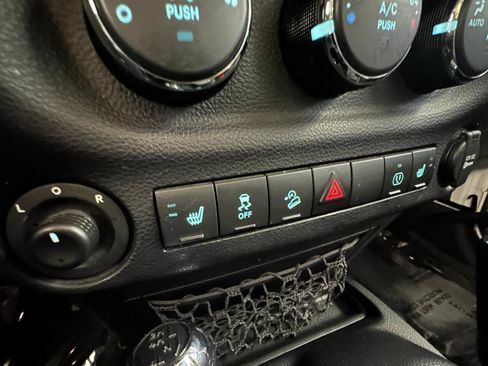Used 2015 Jeep Wrangler Unlimited Sahara AWD/4WD image 31