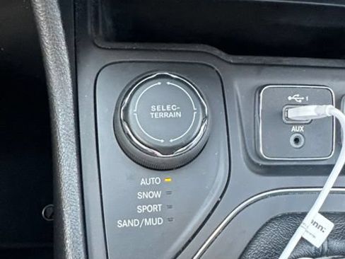 Used 2021 Jeep Cherokee Latitude Plus AWD/4WD image 13