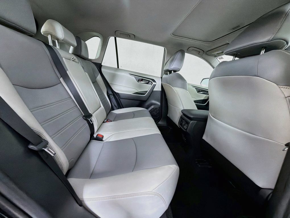 Used 2021 Toyota RAV4 XLE Premium FWD image 28