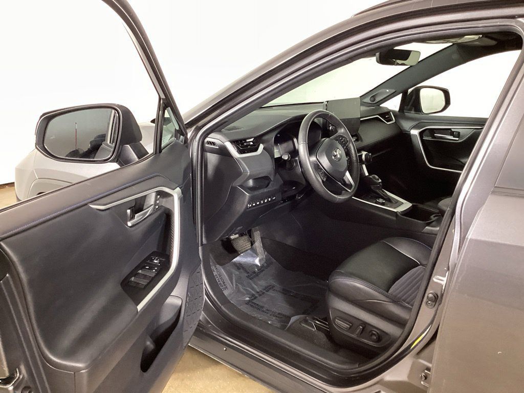 Used 2023 Toyota RAV4 XSE AWD/4WD image 9