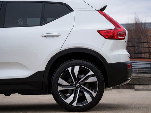 Certified 2025 Volvo XC40 B5 Ultra w/ Climate Package image 4