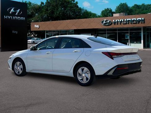 New 2025 Hyundai Elantra SE image 4